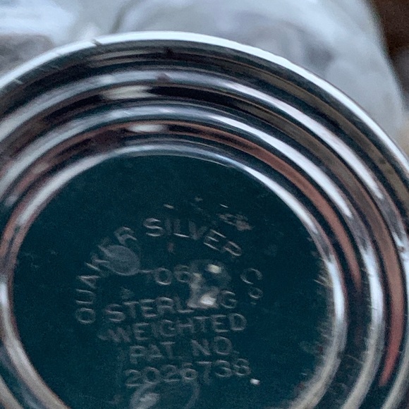 Quaker Silver Etched Glass Salt & Pepper Shakers - Picture 9 of 9